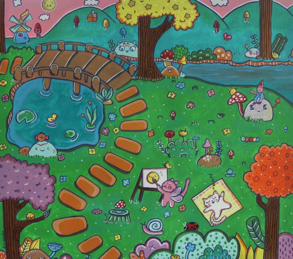 Pintura de um jardim em estilo Kawaii, que é caracterizado pela delicadeza e adorabilidade dos desenhos. Nela há uma pequena ponte sobre uma porção de água, cercada por grama verde adornada por várias flores pequenininhas e coloridas, cogumelos, bichinhos e alguns personagens. Entre eles, um personagem pinta uma tela, próximo a ele, outros dois o observam. eles estão cercados, por joaninha, caracol e árvores coloridas. Ao fundo, se vê o rio, montanhas, uma árvore com a copa amarela, um pequeno moinho e o céu rosa com nuvens brancas.